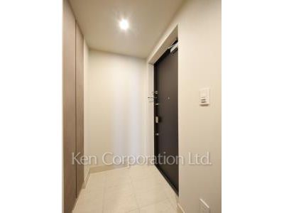 Entrance ※Photo of the same layout on 10 floor. Decoration and fixture may differ.