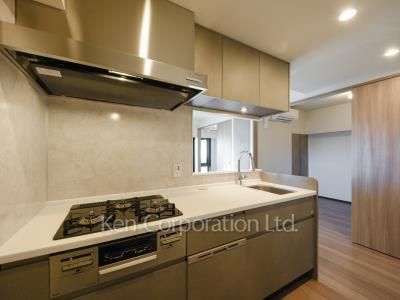 Kitchen ※Photo of the same layout on 10 floor. Decoration and fixture may differ.
