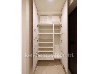Shoes Closet ※Photo of the same layout on 4 floor. Decoration and fixture may differ.