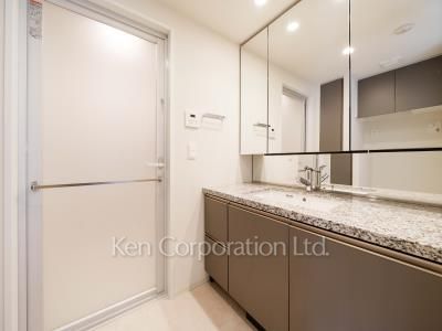 Powder Room ※Photo of the same layout on 4 floor. Decoration and fixture may differ.
