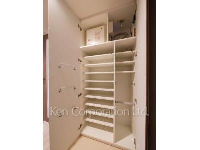 Shoes Closet ※Photo of the same layout on 6 floor. Decoration and fixture may differ.