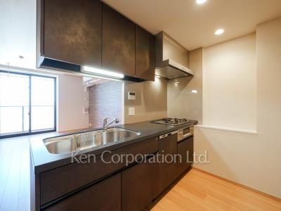 Kitchen ※Photo of the same layout on 6 floor. Decoration and fixture may differ.