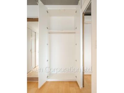 Closet ※Photo of the same layout on 9 floor. Decoration and fixture may differ.