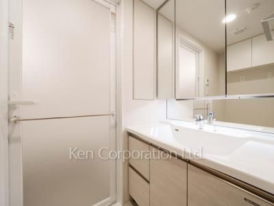 Powder Room ※Photo of the same layout on 4 floor. Decoration and fixture may differ.