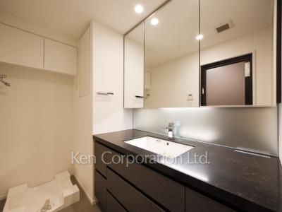 Powder Room ※Photo of the same layout on 4 floor. Decoration and fixture may differ.