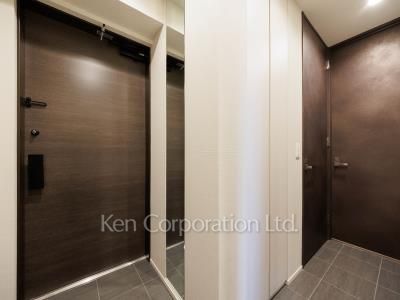 Entrance ※Photo of the same layout on 12 floor. Decoration and fixture may differ.