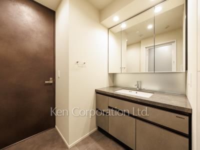 Powder Room ※Photo of the same layout on 12 floor. Decoration and fixture may differ.