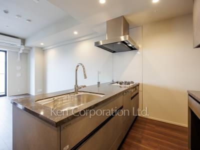 Kitchen ※Photo of the same layout on 12 floor. Decoration and fixture may differ.