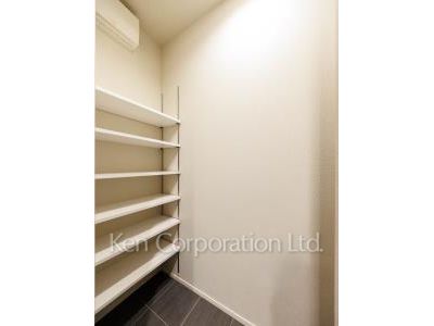 Shoes-In Closet ※Photo of the same layout on 12 floor. Decoration and fixture may differ.