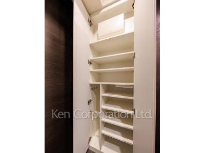 Shoes Closet ※Photo of the same layout on 12 floor. Decoration and fixture may differ.