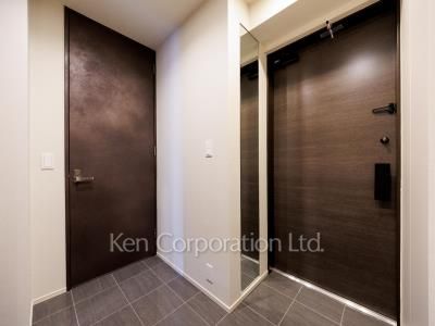 Entrance ※Photo of the same layout on 12 floor. Decoration and fixture may differ.