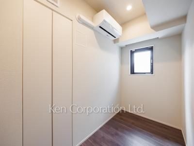 Service room (Extra room space) ※Photo of the same layout on 12 floor. Decoration and fixture may differ.