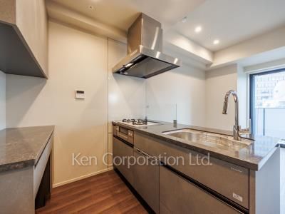 Kitchen ※Photo of the same layout on 12 floor. Decoration and fixture may differ.