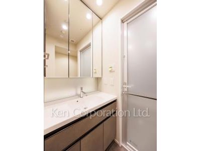 Powder Room ※Photo of the same layout on 12 floor. Decoration and fixture may differ.