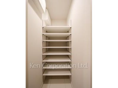 Shoes-In Closet ※Photo of the same layout on 5 floor. Decoration and fixture may differ.
