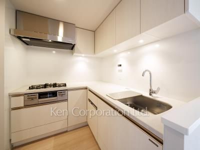 Kitchen ※Photo of the same layout on 5 floor. Decoration and fixture may differ.