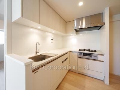Kitchen ※Photo of the same layout on 5 floor. Decoration and fixture may differ.