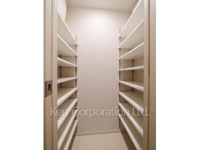 Shoes-In Closet ※Photo of the same layout on 5 floor. Decoration and fixture may differ.