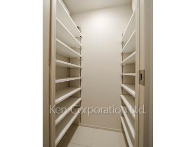 Shoes-In Closet ※Photo of the same layout on 5 floor. Decoration and fixture may differ.