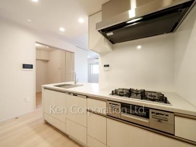 Kitchen ※Photo of the same layout on 5 floor. Decoration and fixture may differ.