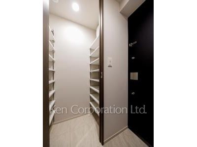 Shoes-In Closet ※Photo of the same layout on 7 floor. Decoration and fixture may differ.