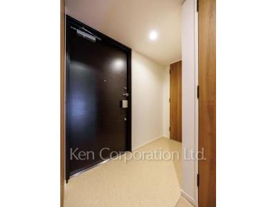 Entrance ※Photo of the same layout on 10 floor. Decoration and fixture may differ.