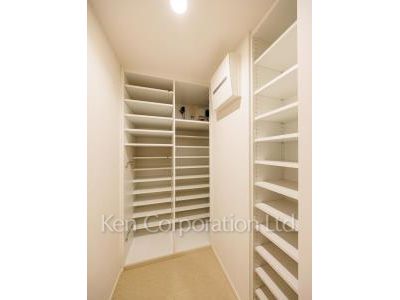 Shoes-In Closet ※Photo of the same layout on 10 floor. Decoration and fixture may differ.
