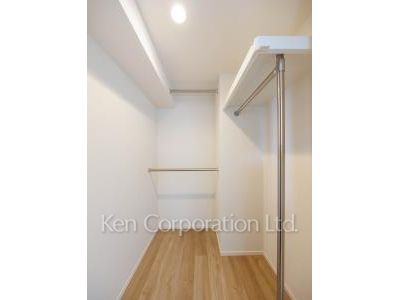 Walk-In Closet ※Photo of the same layout on 9 floor. Decoration and fixture may differ.