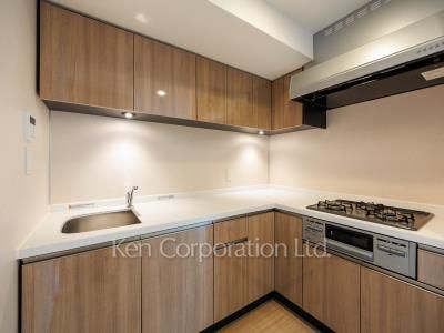Kitchen ※Photo of the same layout on 9 floor. Decoration and fixture may differ.