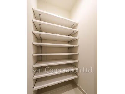 Shoes-In Closet ※Photo of the same layout on 5 floor. Decoration and fixture may differ.