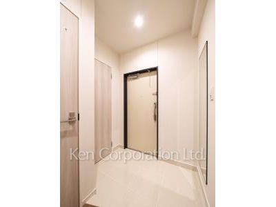 Entrance ※Photo of the same layout on 5 floor. Decoration and fixture may differ.