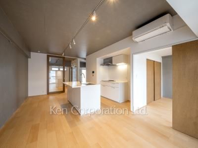 Living-Dining ※Photo of the same layout on 9 floor. Decoration and fixture may differ.