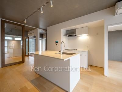 Kitchen ※Photo of the same layout on 9 floor. Decoration and fixture may differ.