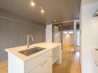 Kitchen ※Photo of the same layout on 9 floor. Decoration and fixture may differ.
