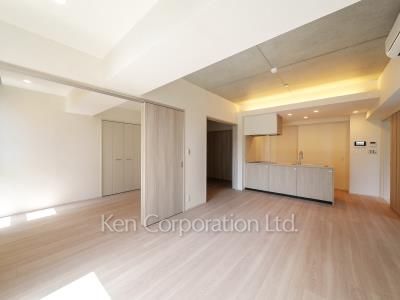 Living-Dining ※Photo of the same layout on 9 floor. Decoration and fixture may differ.