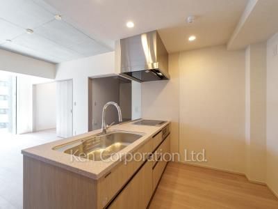 Kitchen ※Photo of the same layout on 9 floor. Decoration and fixture may differ.