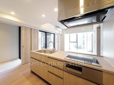 Kitchen ※Photo of the same layout on 9 floor. Decoration and fixture may differ.