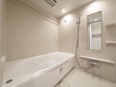 Bath ※Photo of the same layout on 9 floor. Decoration and fixture may differ.