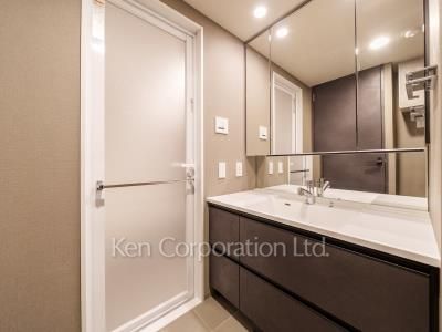 Powder Room ※Photo of the same layout on 6 floor. Decoration and fixture may differ.