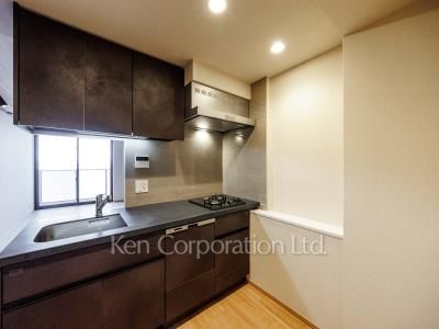 Kitchen ※Photo of the same layout on 6 floor. Decoration and fixture may differ.