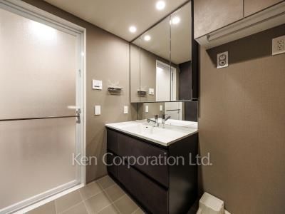 Powder Room ※Photo of the same layout on 6 floor. Decoration and fixture may differ.