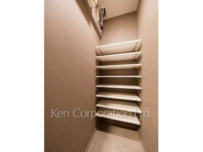 Shoes-In Closet ※Photo of the same layout on 3 floor. Decoration and fixture may differ.