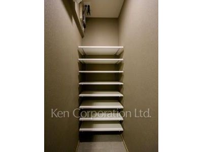 Shoes-In Closet ※Photo of the same layout on 6 floor. Decoration and fixture may differ.
