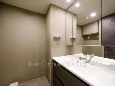 Powder Room ※Photo of the same layout on 6 floor. Decoration and fixture may differ.