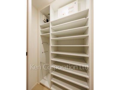 Shoes-In Closet ※Photo of the same layout on 9 floor. Decoration and fixture may differ.
