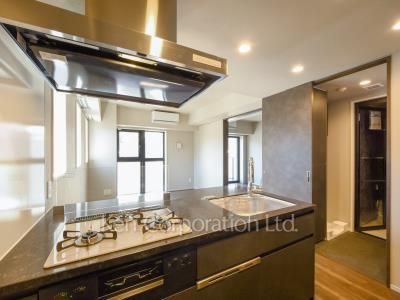 Kitchen ※Photo of the same layout on 4 floor. Decoration and fixture may differ.