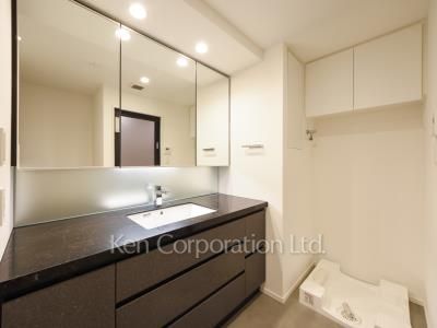 Powder Room ※Photo of the same layout on 2 floor. Decoration and fixture may differ.