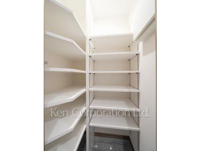 Shoes-In Closet ※Photo of the same layout on 6 floor. Decoration and fixture may differ.