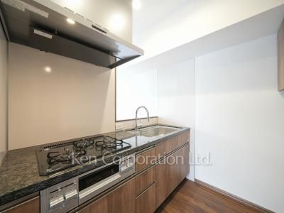Kitchen ※Photo of the same layout on 6 floor. Decoration and fixture may differ.