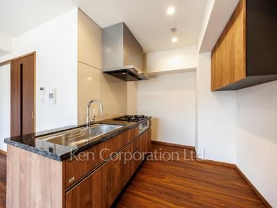 Kitchen ※Photo of the same layout on 6 floor. Decoration and fixture may differ.